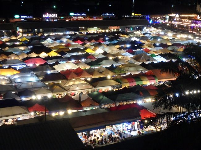 いやーー、何とも言えないわー！<br /><br />色とりどりのこの屋根は、ずっと写真で見てきたけど、<br /><br />実際にこの場に立って見下ろすとまた、そのすぐ下で躍動する人々の熱気や息遣いまでが伝わってきて、<br /><br />夜も気温はもちろん高いけど、ここに立っていると適度な夜風も感じられるし、インスタ映えとかなんとか以前に、このマーケット全体の雰囲気がなーーんとも最高！！