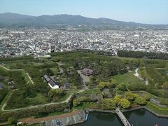 五稜郭へ向かいます。
土曜日なのでイベントかな？少し並んで目の前のパーキングへ！
途中コンビニで割引券を買って
はじめての五稜郭タワー！
景色、良かった～