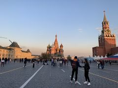 国立歴史博物館側から見たワシリー寺院。右側はクレムリン。
ちなみに後でわかったことですが、イスラエルから戻ってきた5月6日や7日は戦勝利記念日に向けた予行練習やらで赤の広場は結構封鎖されていたようです。この日、行っておいてよかった～！