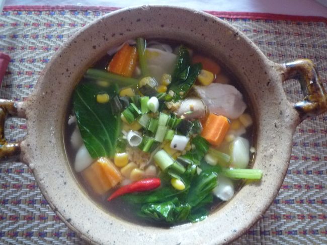 本日の朝食、ヌードルです。野菜や肉が盛りだくさん。