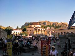帰りはトラブルもなく、出発から２時間半後の１９時にはアテネの中心部へ。

３日前に訪れたアクロポリス北側のモナスティラキ駅周辺は、この日も地元の人々や観光客で大賑わいです。