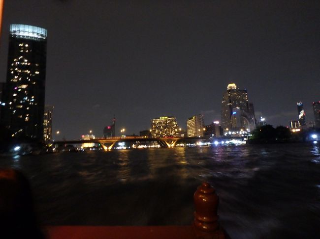 一路、ホテルへ向けて、川を下って帰ります。。<br /><br />マンゴスチンを川に落とさないよう、大事に抱えて船に乗りました。