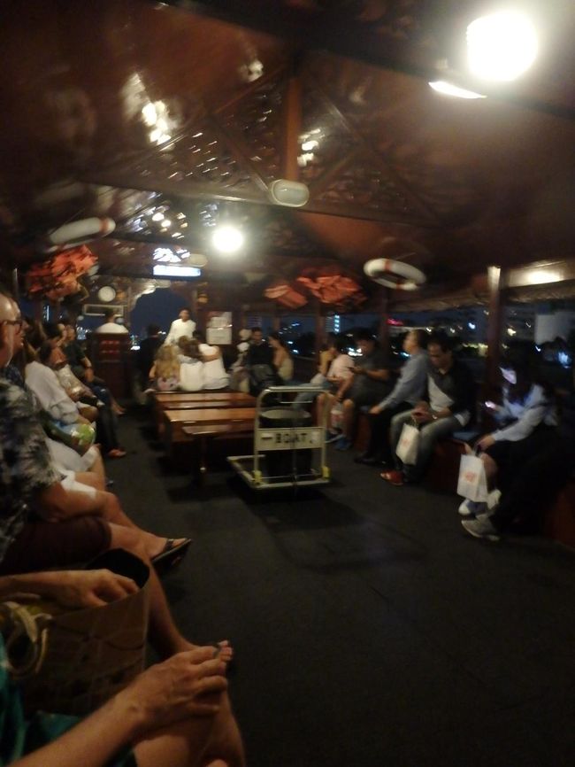 さすがに皆さん、夜はぎりぎりまで遊んで帰られる方が多いようで、<br /><br />朝はあんなにガラガラだったこのアナンタラ船も、この時間はなかなかの大盛況で賑やかです。