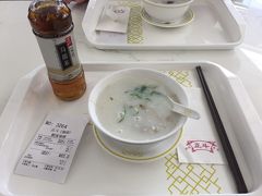 空港着。入国審査に入る前のパスポートチェックも機械式になったのですね。。
よくわからなかったので、対面のところへ（空いてました）。

ラウンジのお粥はおいしくないので、まずはフードコートの正斗で。
皮蛋痩肉粥66ドル、ウーロン茶17ドル。
空港なのでお値段はまぁ。。
痩肉のお肉は、すっかり出汁取られてきって本当に痩せたお肉というお店もありますが、ここのはしっかりお肉でおいしい。
