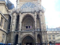 徒歩でサントシャペル教会へ。
Sainte Chapelle (8 Boulevard du Palais 75001)
初めてミュージアムパスを使用しました。
