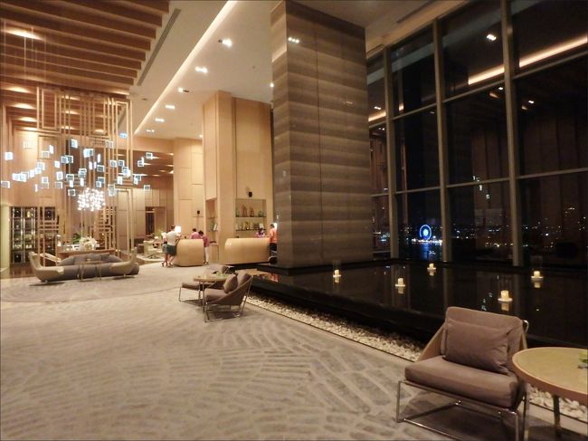 夜に来ると<br />今朝来た時とはまた雰囲気が違っていて美しいですね。<br /><br />こちらの11階ロビーラウンジで