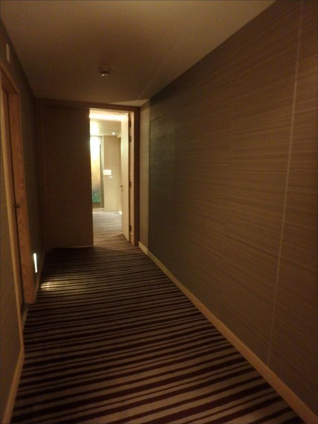 廊下をずーっと奥の突き当りまで進んだ、