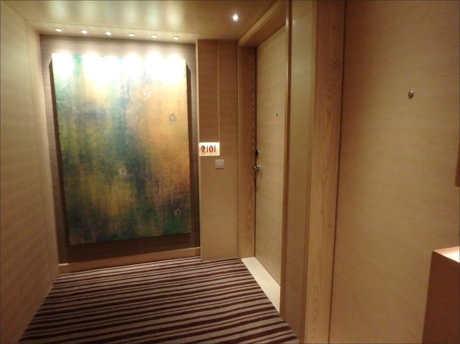 2101でした。<br /><br />Junior Suite River View with AVANI+ CLUB です。<br /><br />公式サイトからの予約で、１泊あたり36,000円ぐらい。<br /><br />これより下のカテゴリなら、リバービュー ダブル／ツインでも15,000円ぐらいで泊まれますが、シャワーのみでバスタブはありません。<br /><br />ここは、私はどうしてもバスタブ付きがよかったので、高かったけど、このジュニアスイートにしました。<br /><br />連泊なので片道の空港送迎も付くし、飲み放題食べ放題のアヴァニクラブ特典もあるので、まあそれでも元は取れないけど、何もないよりはいいかな、くらいで。<br /><br />あと、そもそもこのホテルを選んだ最大の理由が、屋上にあるインフィニティプールなのですが、今日はもう遅くて無理なので、また明日以降行ってみることにします。明日も朝が早いので、明後日だけになるかな。