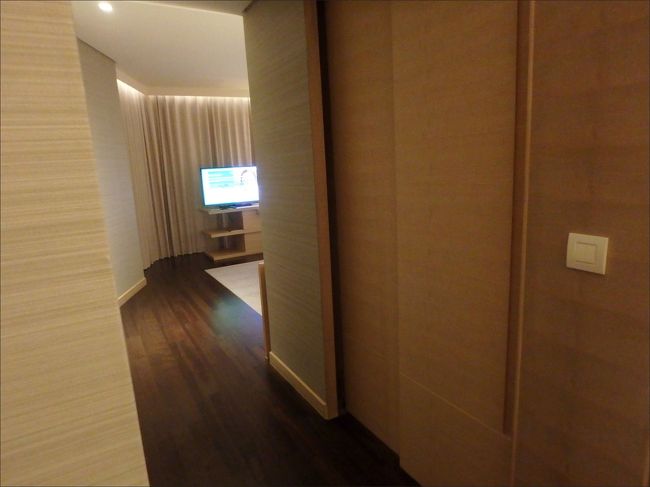 このジュニアスイートのお部屋は、入口からこの壁づたいに反コの字型を描くような形に造られています。