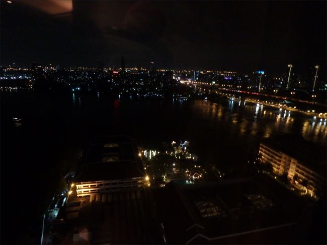 まあ、このお部屋はリバービューといっても、<br /><br />いちばん北の奥側になるので、窓の半分は市街地ビューなのですが、<br /><br />右半分の窓に、こんなふうにチャオプラヤ川が広がって見えます。