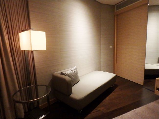 まあ、家具の配置に関して言えば、<br /><br />このソファが置いてある壁のところまで、全面窓だったら良かったのにとか、<br /><br />微妙にちょっと残念な点も無きにしも非ずではありますが、<br /><br />でも、唯一このお部屋にだけあって、他にはないものがあります。それは、