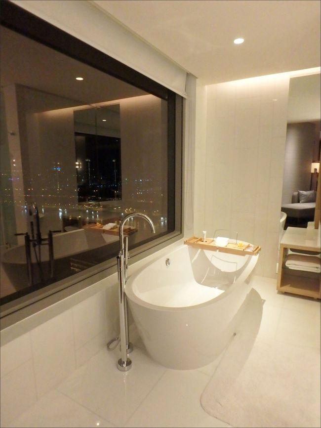 キャー！(^▽^)<br /><br />チャオプラヤ川一望の、リバービューバスタブ！(≧▽≦)