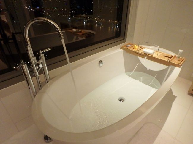 これこれ～！<br /><br />このリバービューバスに入りたくて、今回はこのジュニアスイートを選んだようなものなのです♪<br /><br />もう時間もだいぶ遅くなってきてるので、さっそくお湯を張って、寝る前にさくっと入ろうっと。