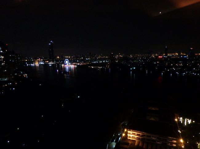 バスルームからの夜景はこんな感じ。<br /><br />実際はもうちょっと綺麗だけど、このあたりは中心部からはだいぶ外れているので、わりと地味な夜景ですね。。