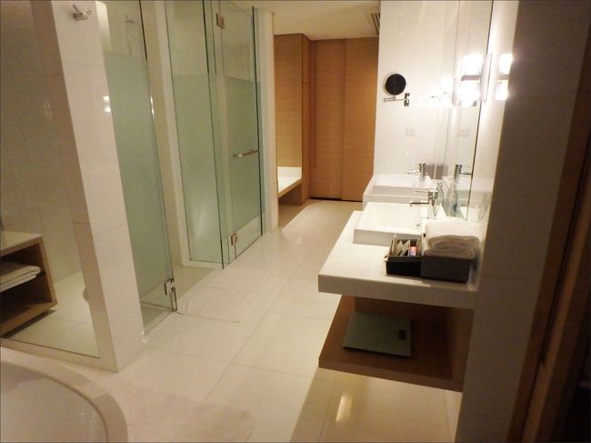 ベッドのちょうど裏側が壁一枚隔ててバスルームになっているわけですが、広々としたツインの洗面所とシャワーブースとトイレがあり、<br /><br />その奥がクローゼットになっています。突き当りの扉の向こうが、さっき入ってきた玄関になります。