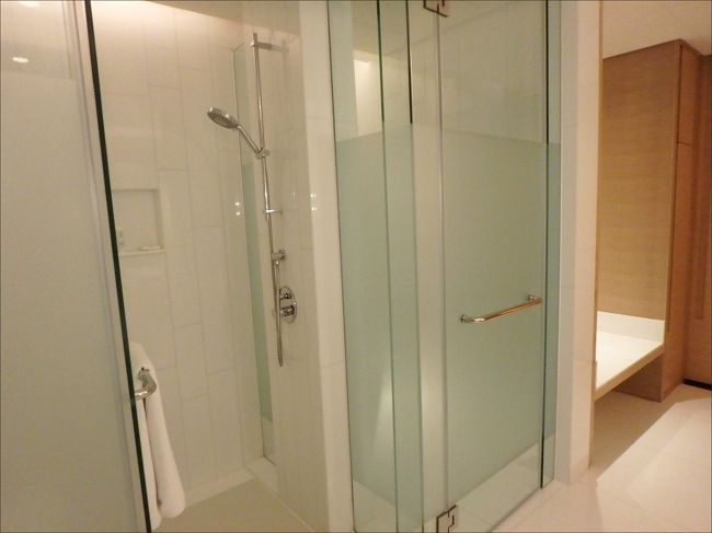 その向かいがシャワーブースとトイレです。