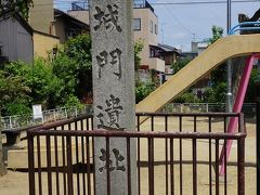 ●羅城門跡＠花園児童公園

今日の目的地の一つ、羅城門跡です。
児童公園内に立つ石碑。
何だか、さみしい。
