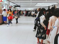 千歳空港！
えーーーーーー！
バスのチケットも、外のバス乗り場も
カオス！
何百人ならんでるのー？
嵐のコンサートの方々らしく(>_<)
気が遠くなりましたが、
電車も火災のため運休って(-_-;)