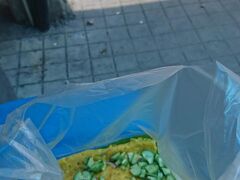 渡し船を降りると、貸自転車とかバイクとかツアーとかがある。

13：30過ぎ、とにかくお腹がすいていた。
船を降りたら、まっすぐ通りまで行ってみると市場がある。
市場入り口は、人がいっぱいだったが
奥まで進んでみる。

中ほどを右側に曲がった角に、
タイ美人がいた～足が止まった。

コンロ回りもきれいで、わたしが好きな卵料理
美味しそうなので即オーダー。
野菜を包んでいるオムレツ？を、バナナの葉っぱの上にのせて
あま酸っぱいきゅうりのたれ？をかけてくれて渡された。

しかし、箸がない、、、
お姉さんは、自分たちが使用している食器入れからスプーンを持ってきてくれた。
返さなくていいよって、本当に優しい～　　コップンカー
これが激うま＾＾　

もう一度食べたい！！
