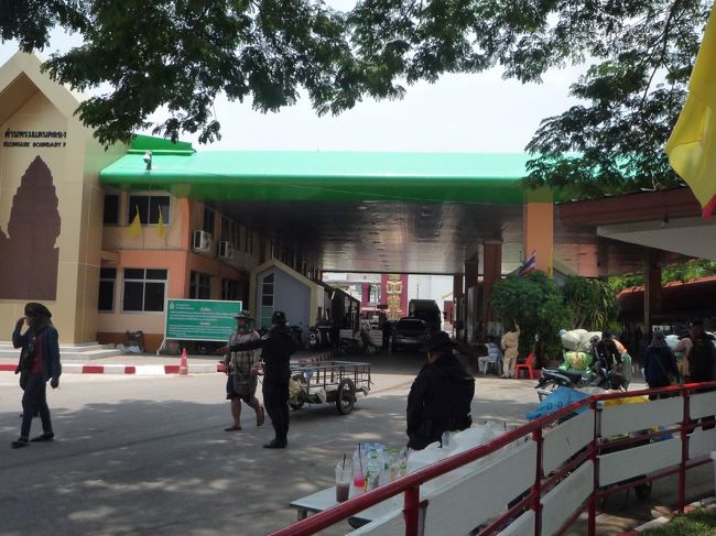 歩いて国境を超えます。<br />