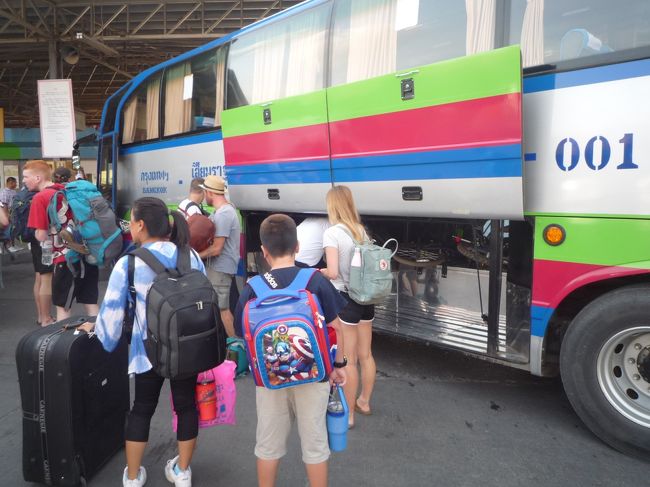 バンコク北バスターミナルに到着。<br />午後5時前。約8時間のバス旅。<br />
