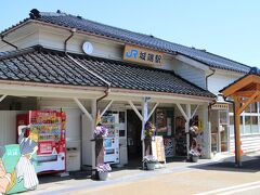 城端駅。古い駅舎が残り終着駅の風情が・・・
駅は1897年の開業。駅内に観光案内所があり、駅業務は委託されている。
みどりの窓口なし。2面2線のホームがある。
駅前は整備が終わり、新しくなっている。