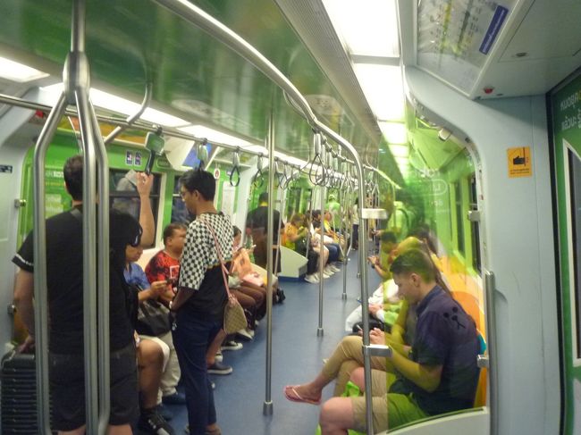 無料のMRTに乗ってサラデーン駅へ。