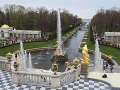 大宮殿前のメインの噴水

10月～4月は噴水が停止しており無料で入れるようですが
折角来たら900rub払っても見たいですよね。
