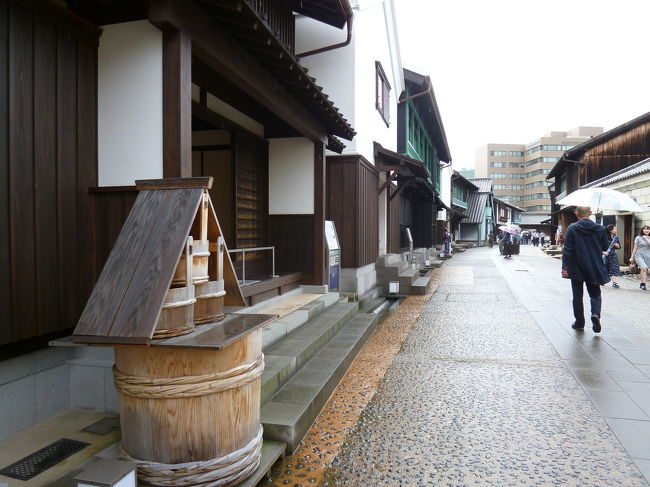 100mほどこの町並みが続いています<br />建物の中も見学できて 出島での暮らしぶりが<br />うかがえます