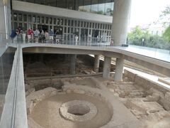 新アクロポリス博物館は2009年に開設され、古代遺跡の上に建てられた新しい博物館です。床の下に古代遺跡がありました。