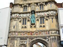 Canterbury Cathedral 
https://www.canterbury-cathedral.org/

約1400年の歴史を誇る英国国教会の総本山の大聖堂、16世紀に造られたバロック様式のクライストチャーチ門が入口だ。

チケットもこちらで購入。
すると「16時まではエリア制限がされているので、申し訳ないけど先にオープンのところだけ見てまた後で戻って来てくれる？」と言われた。
えぇ～面倒くさいなぁと思ったが、時計を見るとまぁそんなに開かないからいいか？と入場。￡13（高っ@@;)