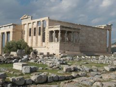 アクロポリスの丘上に到着しました。左手にあるエレクティオンです。紀元前5世紀に完成されたイオニア式建造物で、アテナ女神像が安置されていた祭祀所です。柱の一部を構成している少女像は見事です。