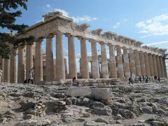 丘の上に建つ世界文化遺産登録されているパルテノン神殿です。紀元前447年に建設が始まり、紀元前438年に完工しています。壮大な大理石で建造された美しい建物です。
重量のある大理石は下から運び上げられたものですが、大変な費用と労働力が必要であったことが想像されます。