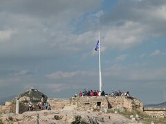 アクロポリスの最も高い場所に展望台があり、ギリシャ国旗が掲揚されています。この場所はアテネ景観を眺めることができる人気の場所で、結構混みあっていました。