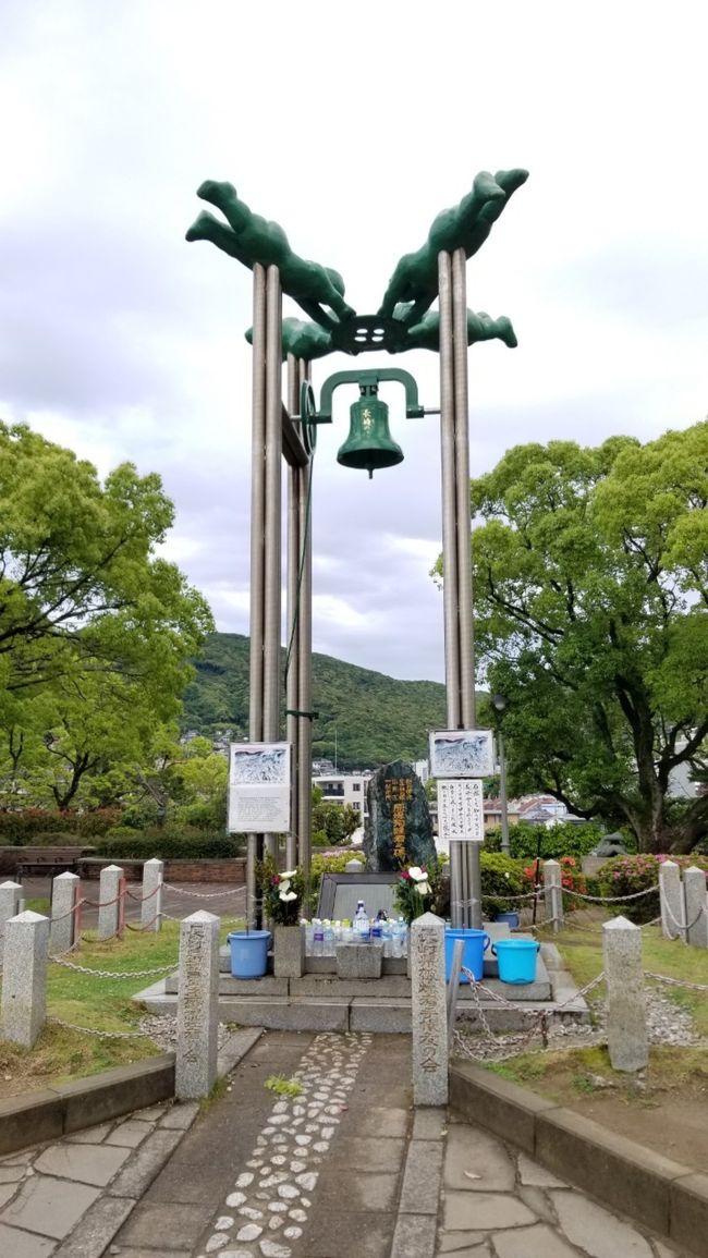 路面電車で平和公園まで来ましたが<br />思ったより時間がかかり<br />小走りで回りました<br /><br />ここまでの途中<br />エスカレーターを使えたのでラッキーでした<br /><br />坂の多い長崎は観光客に優しいですね