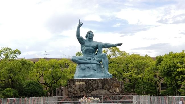 ここでは雨も上がり<br />少しだけ青空が見えてきました<br /><br />空港バスの時間を気にしながら<br />記念撮影を済ませ<br />平和公園の下から<br />空港バスの発着駅である茂里町駅まで<br />タクシーに乗り<br />17:15発のバスに乗り空港まで向かいました