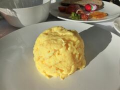 ステレンボッシュ最後の朝食。
ホテルの旅行記（ https://4travel.jp/travelogue/11493171 ）にも記しましたが、今朝はスクランブルエッグを作ってもらいました。
そしたら、卵３～４個使ってそうなくらいボリューミーなスクランブルエッグが登場！！
これぞまさにアフリカンサイズです。