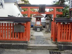 猿田彦神社(道祖神社)
奈良市の猿沢池南端から一直線で元興寺方向へ進む途中にかわいらしい祠が見つかりました、猿田彦神社で奈良町一帯の道祖神(路傍の神で、四つ辻、村の境界などに祀られている )として地元のひと達から広く崇拝されている神様、鳥居上部扁額に"道祖神"と記されています、歴史ある奈良町にはふさわしい神様と言えるでしょう