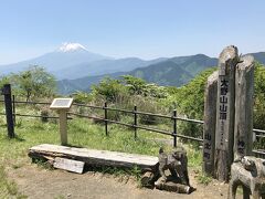 ゴール！ストレッチしながらのんびり登って11時40分到着。東屋で休憩！

日陰に入ると途端に寒くなってきたのでウィンドブレーカーを羽織り、持参したご飯（スープジャーにタイカレーをイン！）とコーヒー（クリーンカンティーン）で手早く済ませ、日向ぼっこでのんびりする方々がいるなか、私は下山します。
