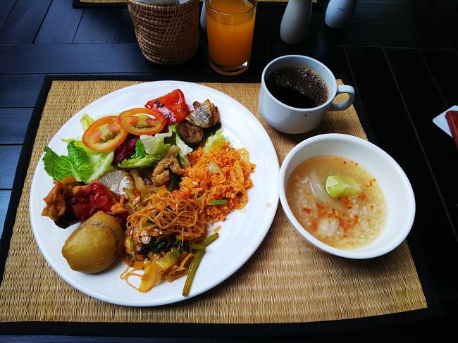 Good morning！(^o^)<br />最終日の今日も、ホテルで朝食です♪<br />ピックアップは8時半なので、ゆっくり食事&amp;荷物をまとめる事ができました。<br />今日は、水の遺跡「クバール スピアン」と、東洋のモナリザとも呼ばれる　微笑みの美人デバダー（女神）が有名な「バンテアイ スレイ」の2つ見学に行きます。<br />2つとも「アンコールパス」が使えるので、初日に買った3日間パスの出番です！