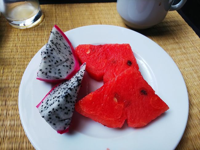 スイカの甘さは…<br />日本→台湾→ハノイ→シェムリアップで、カンボジアの勝利！(^o^)　ドラゴンフルーツも、果肉に水分が少ない分、味が凝縮していて美味しかったでーす♪(๑´ڡ`๑)