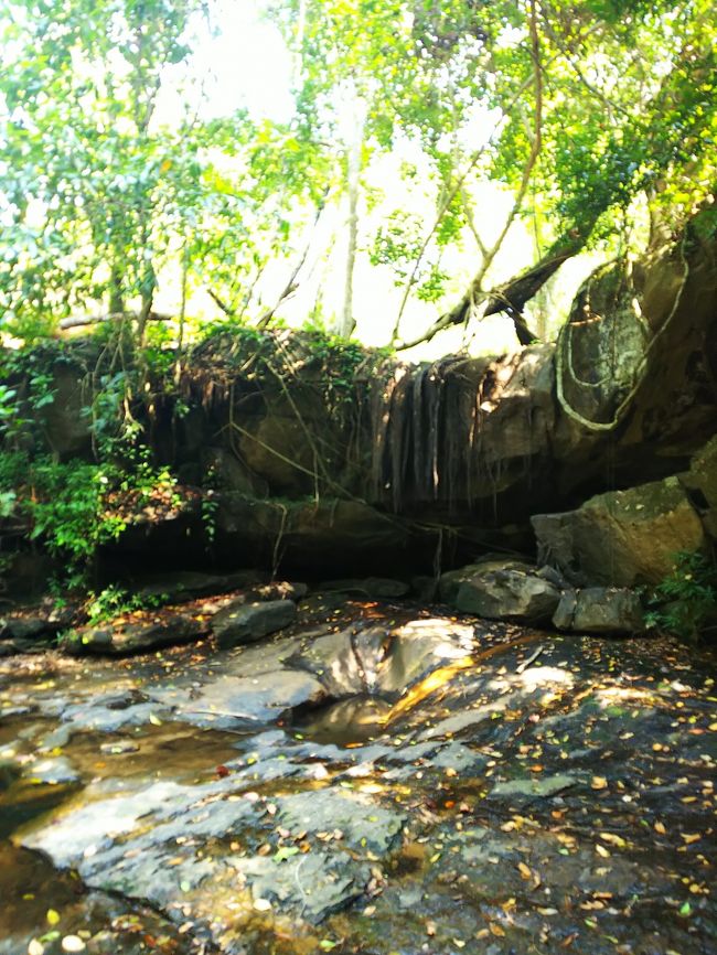 水の遺跡第1弾！<br />落差は小さいものの、雨季には滝が出来るところまで到着！ε-(´∀｀; )ゝﾌｩ<br />流石に乾季の終わりなので、全然水がないですね(^_^;)