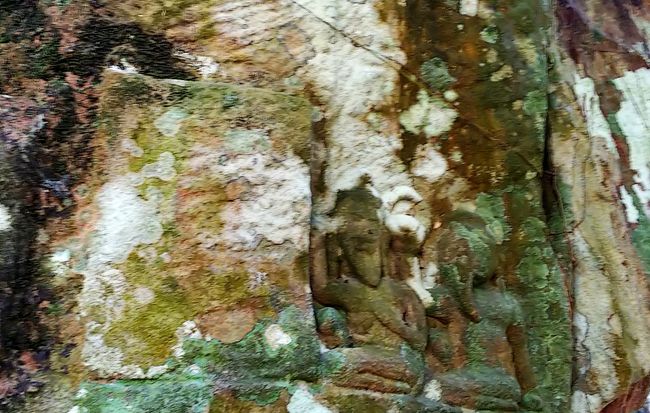 写真、右下の部分に注目！（笑）<br />途中の道沿いの岩なんですが、神様の彫刻が施されています。