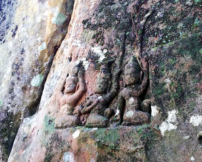 これは、3人のデバター（女神）ですかね？<br />これ以外にもよく見ると、あちこちに彫刻された岩がありました。