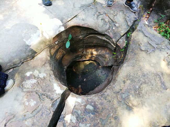 大きな岩の上だと安心して歩いていたら、イキナリ陥没！∑(oﾟДﾟoﾉ)ﾉｹﾞｯ これ、片足ならズッポリ落ちちゃうくらい、大きくて深い穴です。<br />遺跡に気を取られて、下を見ないで歩いていると、思いがけない所で　すっ転ぶかも？<br />(;ﾟдﾟ)ｪ…要注意です！