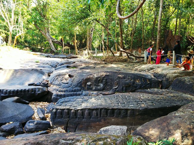 川床や川の淵に彫られた彫刻の多くは、インド神話の場面や象徴を描いています。