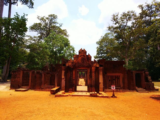 東向きに建つ寺院は、大部分が赤い砂岩で出来ていて、見どころは精緻な彫刻とのこと。<br />まずは「塔門」を潜り、寺院内部へ。