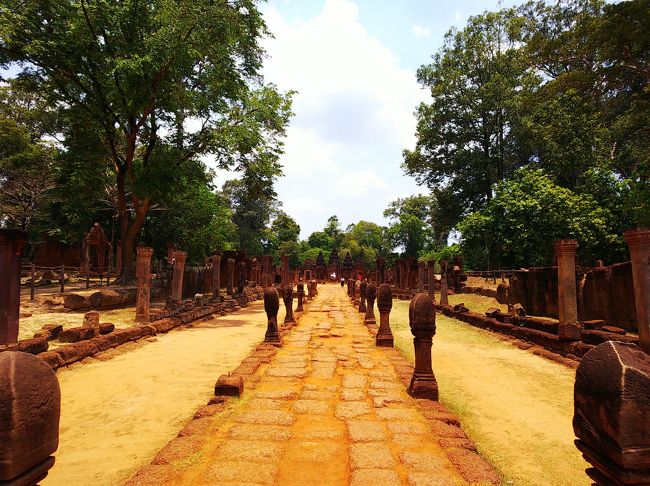 左右にリンガが並ぶ参道。