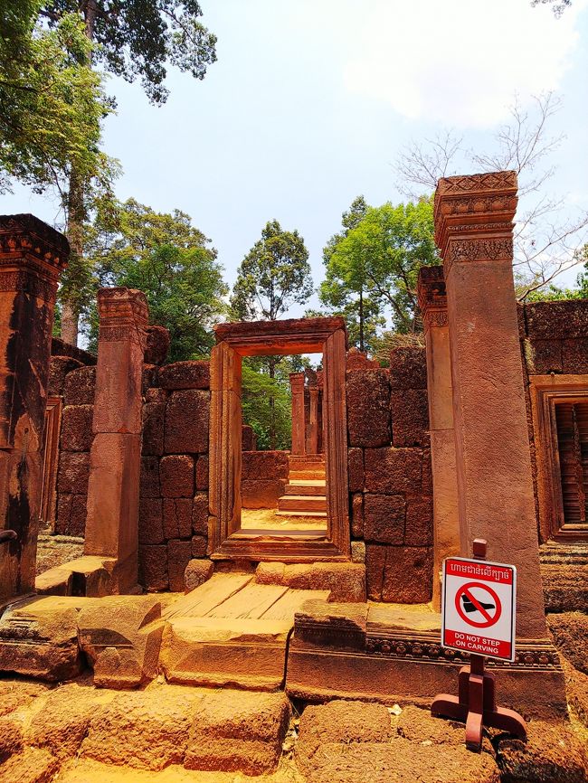 第二周壁の塔門に入ります。<br />右側のプレートには「Do not step on carving」（彫刻を踏まないで）の文字が。