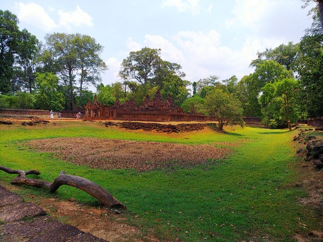 全く水はありませんが、雨季にはお堀となる場所。